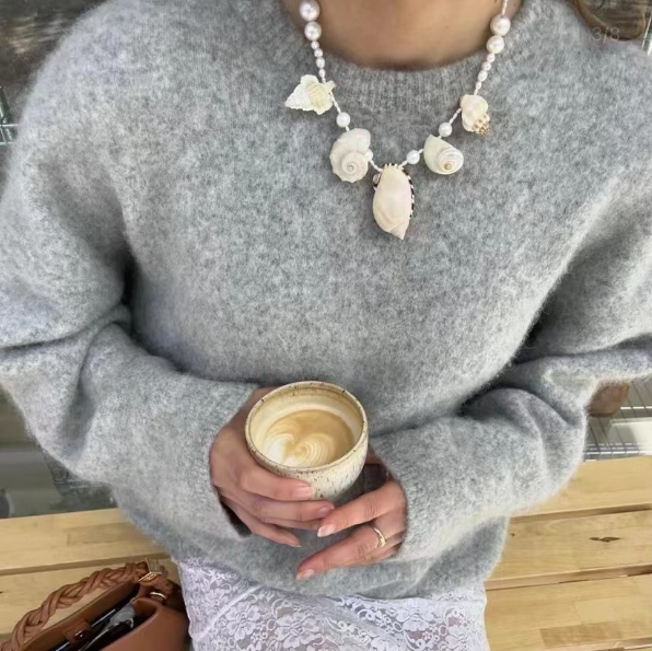 Five vintage-style white conch shell pearl pendant necklace, lightweight jewelry, women's style.
