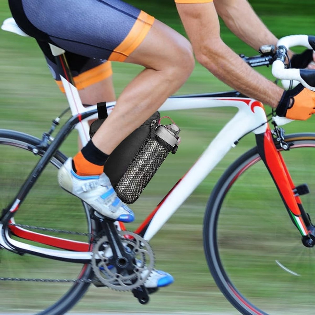 Bicycle pannier - Bicycle pannier with triangular frame - Waterproof bicycle pannier - With mesh pocket for water bottle - Perfect for outdoor cycling - Black