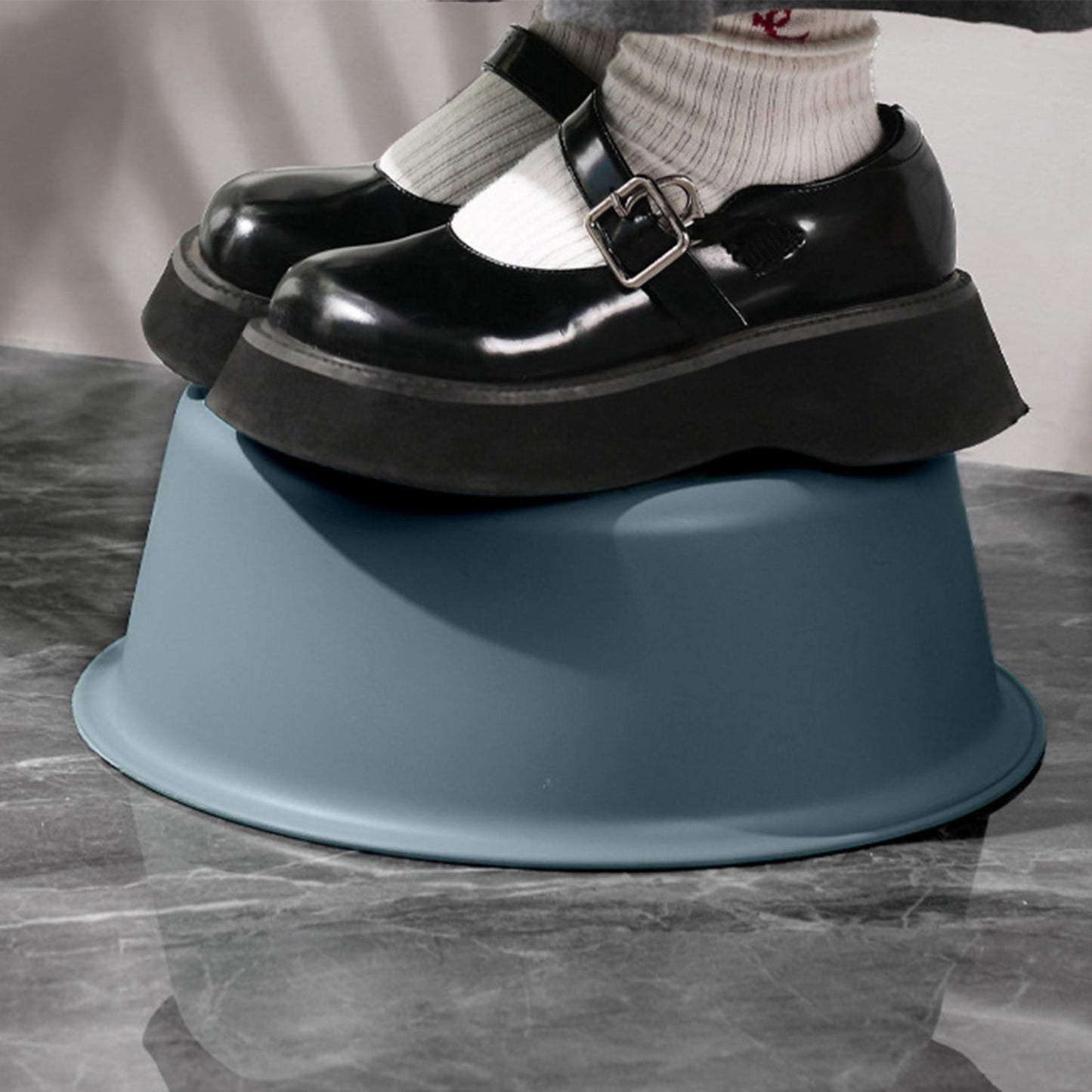 Wide Foot Wash Basin with Two-Color Design, Durable High-Temperature Plastic Washbasin for Laundry and Bathing, 13-Inch Round Shape with Large Capacity, Stable Flat Bottom for Home and Hotel Use B