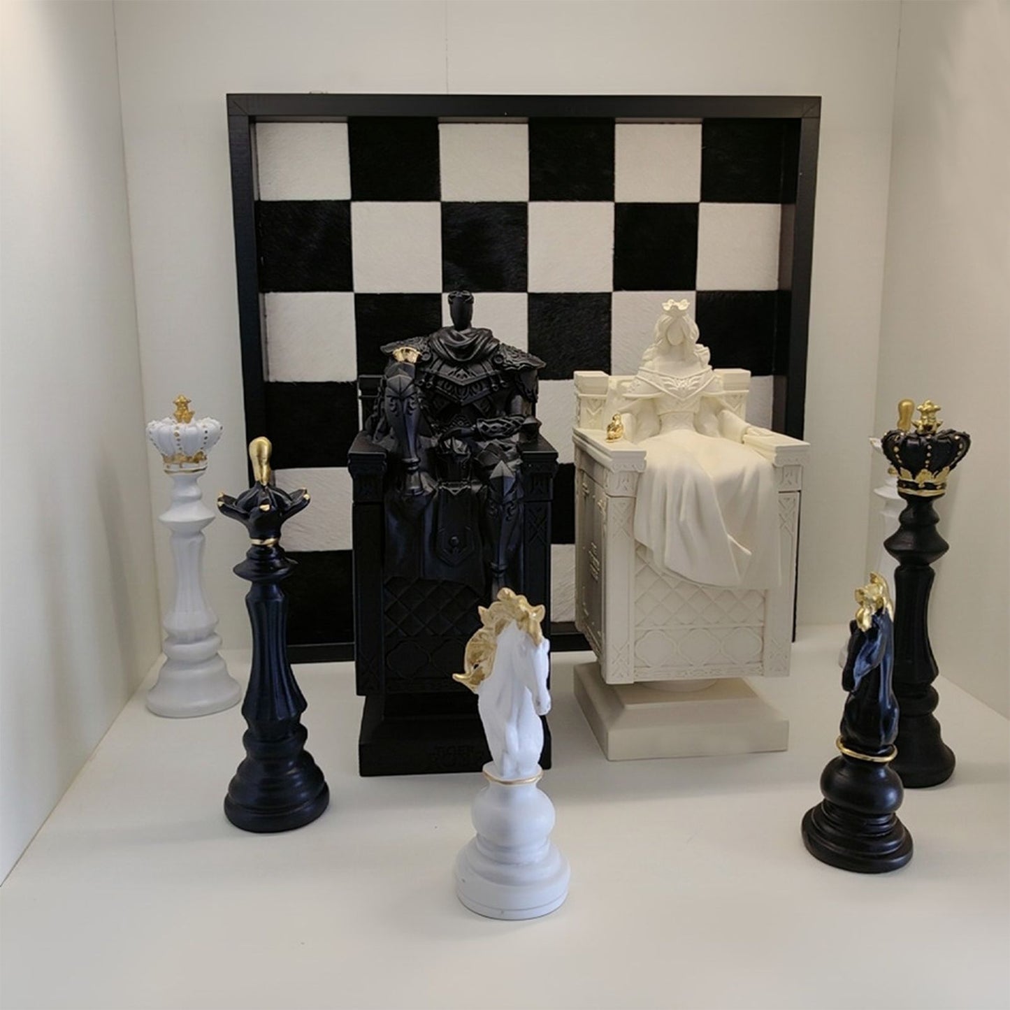 Luxury Resin Chess Piece Statues Set of 3 - King, Queen & Knight Horse Head Sculptures with Gold Trim - Classic Strategy Game Art Decor for Living Room, Study, Office & Bar Cabinet（Black）