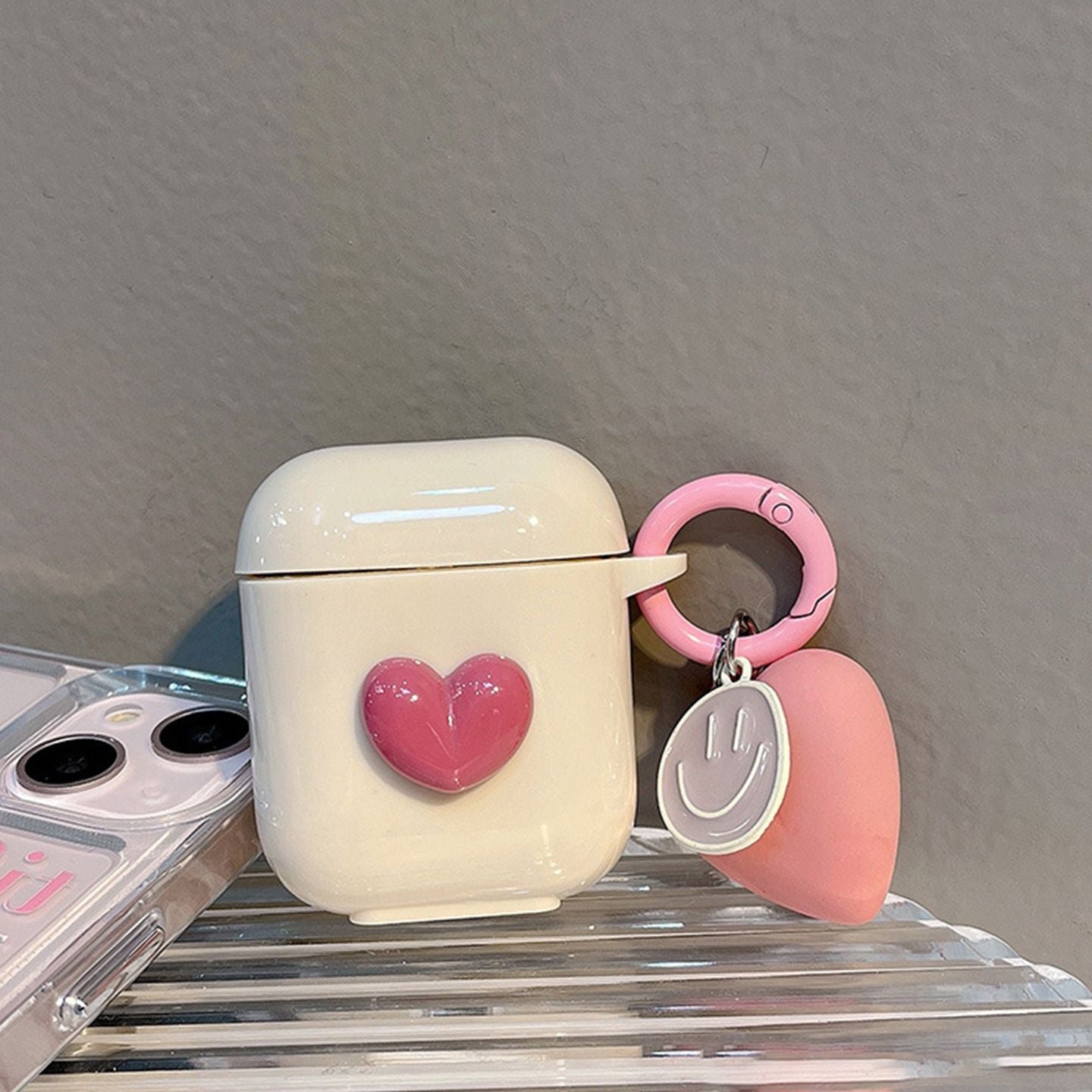 Beige shell + smiling heart pendant AirPods Pro
