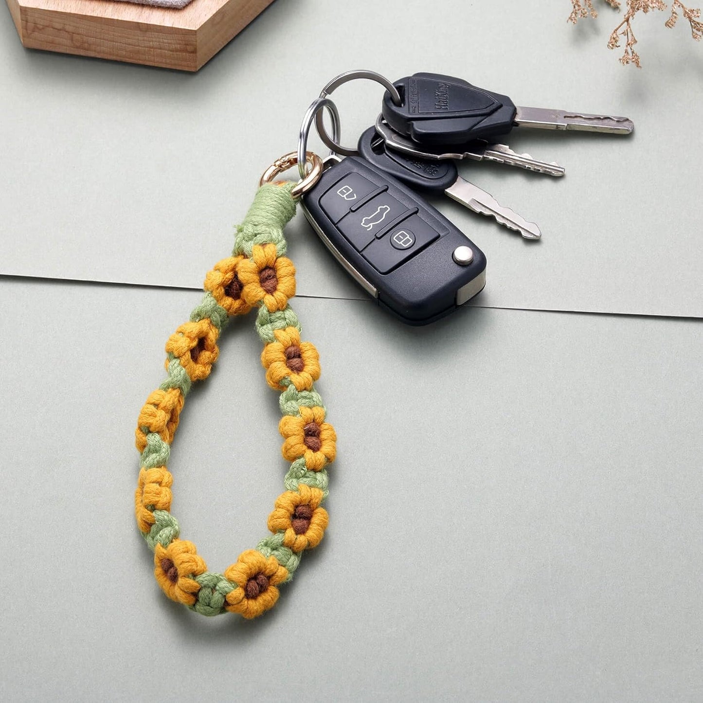 Kvekstio Macrame Keychain Wristlet Keychain, Weavea Floral Keyring Holder Bracelet Cute Lanyard Key Chain for Women
