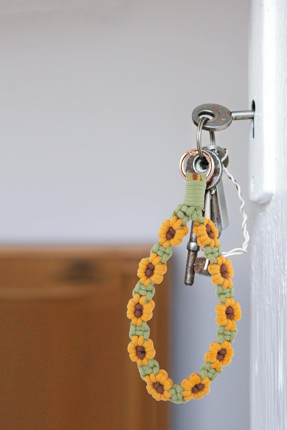 Kvekstio Macrame Keychain Wristlet Keychain, Weavea Floral Keyring Holder Bracelet Cute Lanyard Key Chain for Women