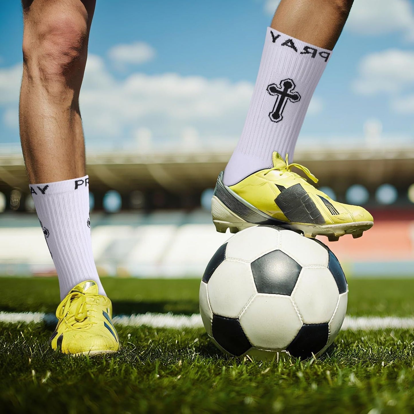 4 Pairs Christian Cross Socks Cross Grip Soccer Sock Anti Slip with Bible Verse Card I Still Remember The Day I Pray or Men Dad Husband Birthday Easter Religious Soccer Sock Jesus VBS Gits