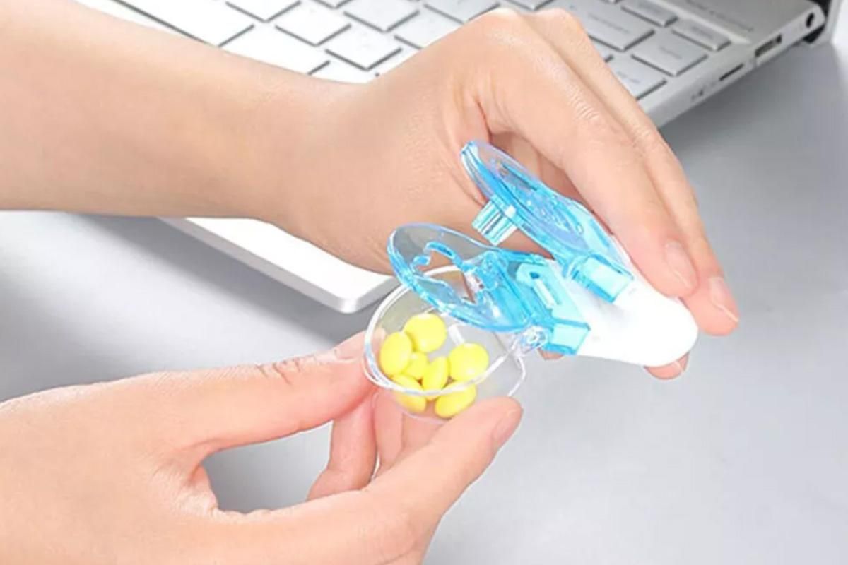 Portable Pill Taker Remover Easy To Take Out Travel Tablet Dispenser Pills Extractor Tool For Elderly