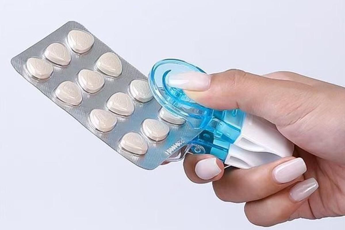 Portable Pill Taker Remover Easy To Take Out Travel Tablet Dispenser Pills Extractor Tool For Elderly