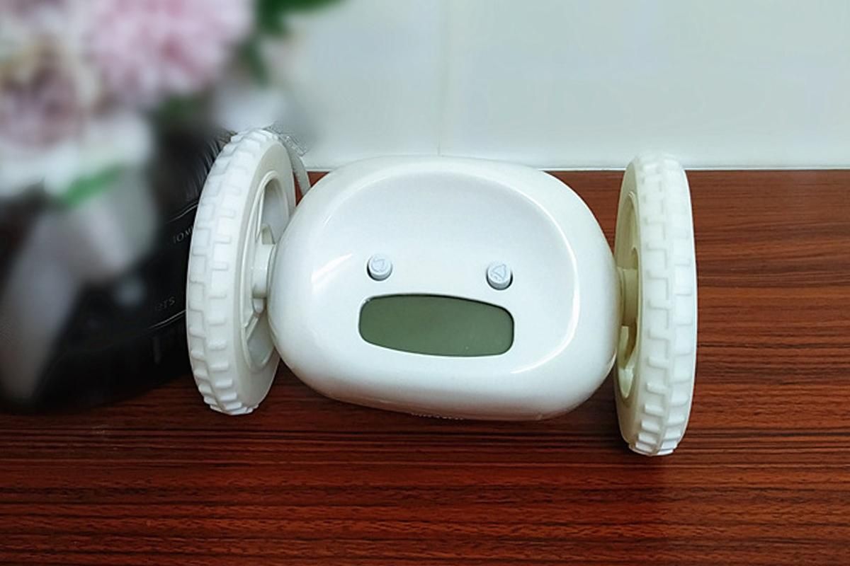 Rolling Loud Alarm Clock Runaway Bedside Mobile Clock for Deep Sleepers Home Decoration - White