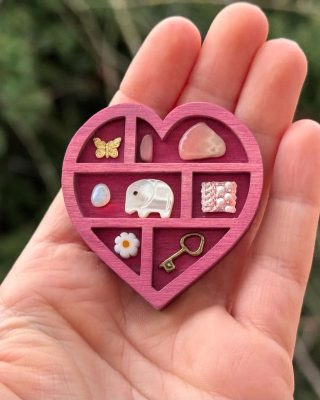 Wooden display stand for mini curiosities,Heart shape