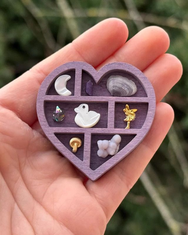 Wooden display stand for mini curiosities,Heart shape