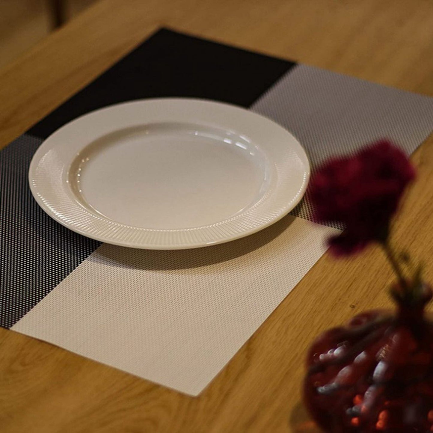 8pcs Placemats Easy Cleaning PVC Material Waterproof Black White Plaid Pattern Dining Placemats for Hotel