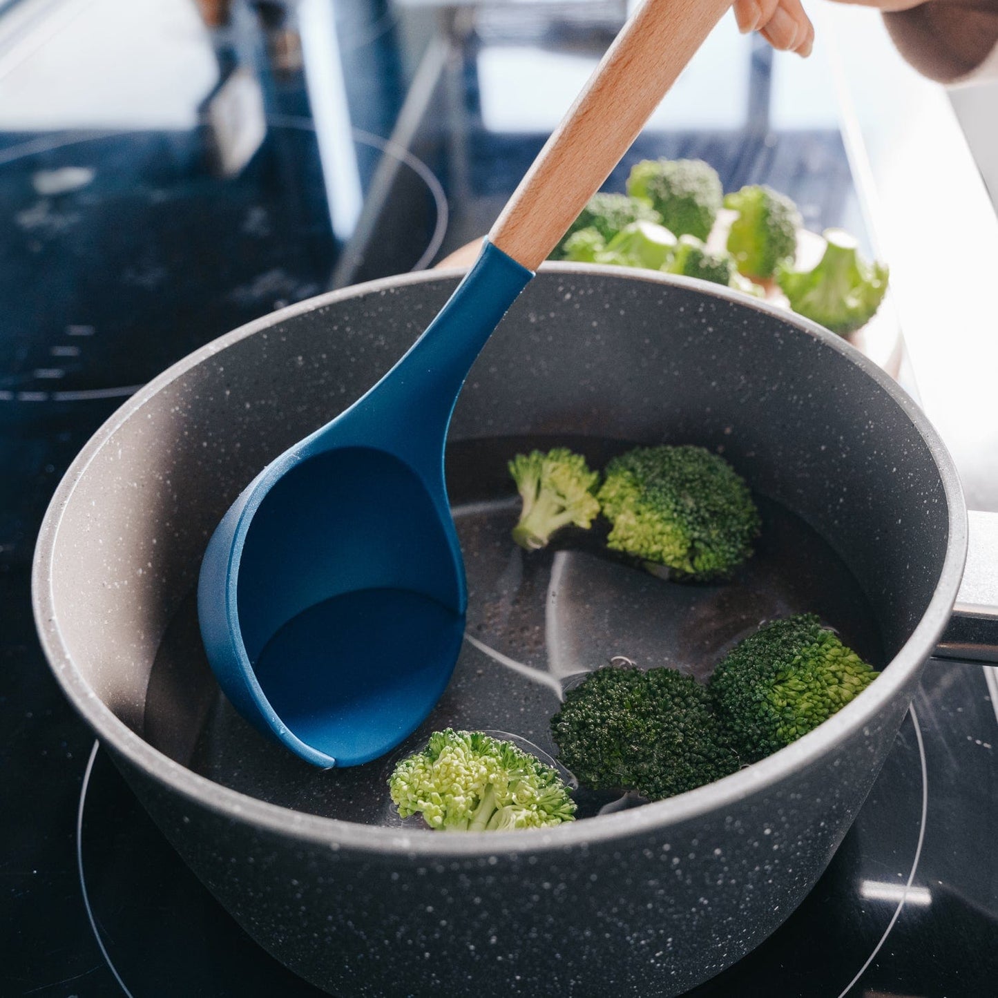 Beechwood & silicone ladle navy